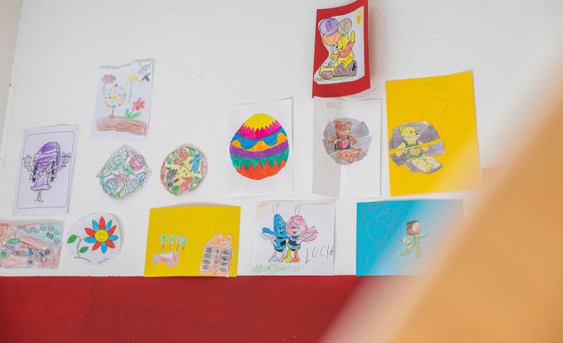 Bunte, handgemalte Bilder an der Wand von Ergomed