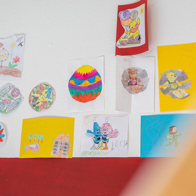 Bunte, handgemalte Bilder an der Wand von Ergomed