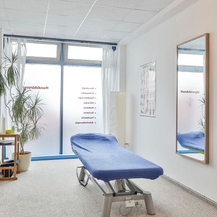 Behandlungsraum mit Liege und Klettergerüst bei Ergomed, Praxis für Ergotherapie und Logopädie in Hamburg Heimfeld