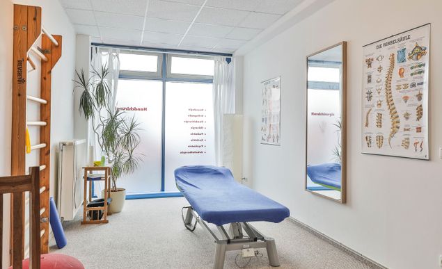 Behandlungsraum mit Liege und Klettergerüst bei Ergomed, Praxis für Ergotherapie und Logopädie in Hamburg Heimfeld