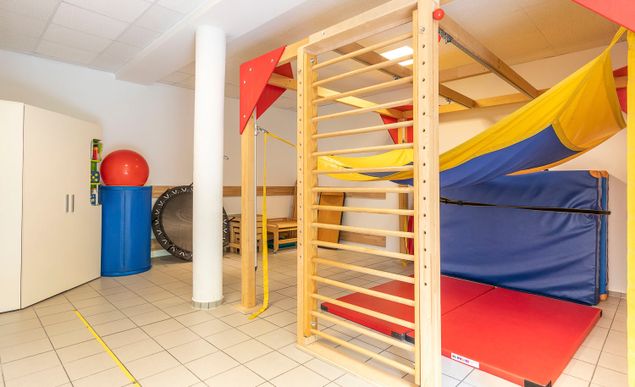 Aktivraum mit Klettergerüst, Tüchern und Matten bei Ergomed, Praxis für Ergotherapie und Logopädie in Hamburg Heimfeld
