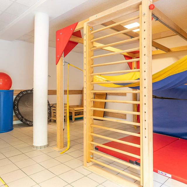 Aktivraum mit Klettergerüst, Tüchern und Matten bei Ergomed, Praxis für Ergotherapie und Logopädie in Hamburg Heimfeld