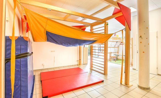 Aktivraum mit Klettergerüst, Tüchern und Matten bei Ergomed, Praxis für Ergotherapie und Logopädie in Hamburg Heimfeld