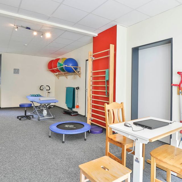 Behandlungsraum mit Trampolin und Klettergerüst bei Ergomed, Praxis für Ergotherapie und Logopädie in Hamburg Heimfeld