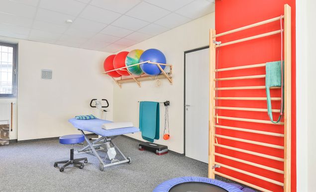 Behandlungsraum mit Liege und Klettergerüst bei Ergomed, Praxis für Ergotherapie und Logopädie in Hamburg Heimfeld