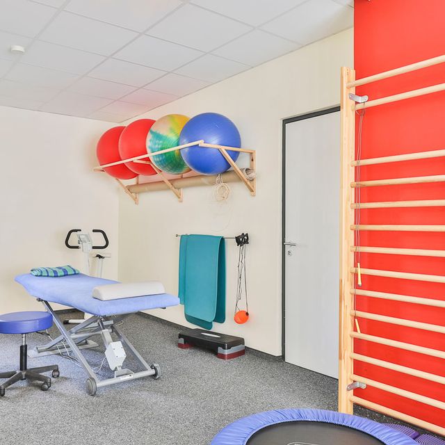 Behandlungsraum mit Liege und Klettergerüst bei Ergomed, Praxis für Ergotherapie und Logopädie in Hamburg Heimfeld
