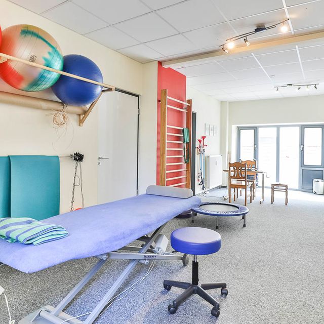 Behandlungsraum mit Liege und Gymnastikbällen bei Ergomed, Praxis für Ergotherapie und Logopädie in Hamburg Heimfeld