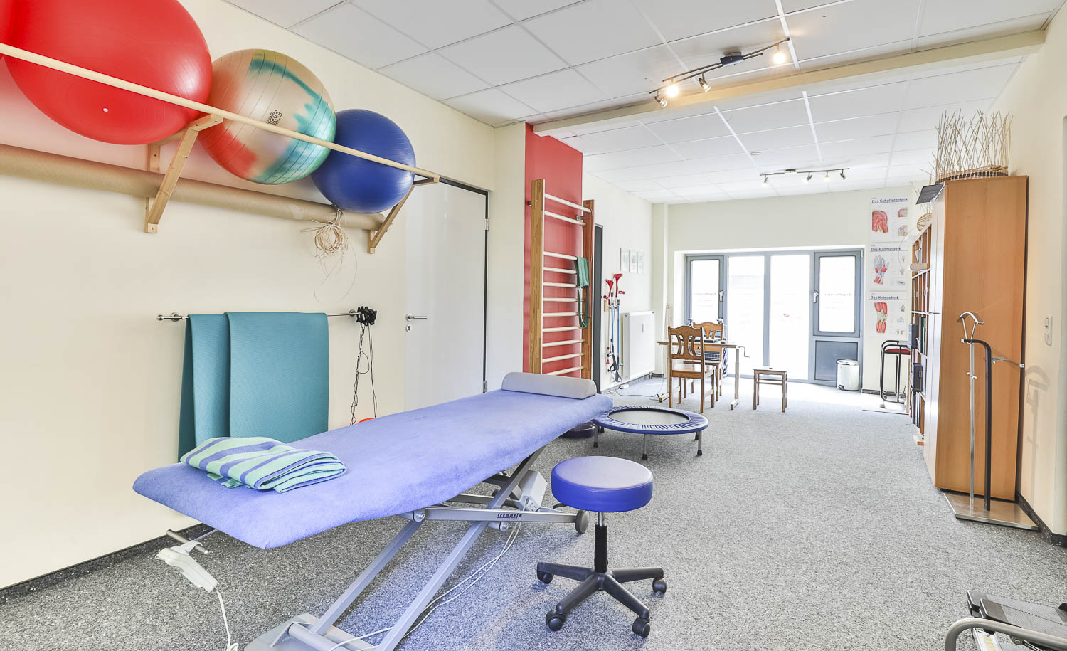 Behandlungsraum mit Liege und Gymnastikbällen bei Ergomed, Praxis für Ergotherapie und Logopädie in Hamburg Heimfeld
