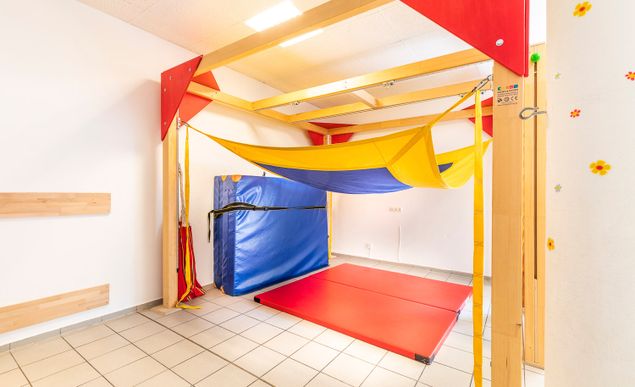 Aktivraum mit Klettergerüst, Tüchern und Matten bei Ergomed, Praxis für Ergotherapie und Logopädie in Hamburg Heimfeld