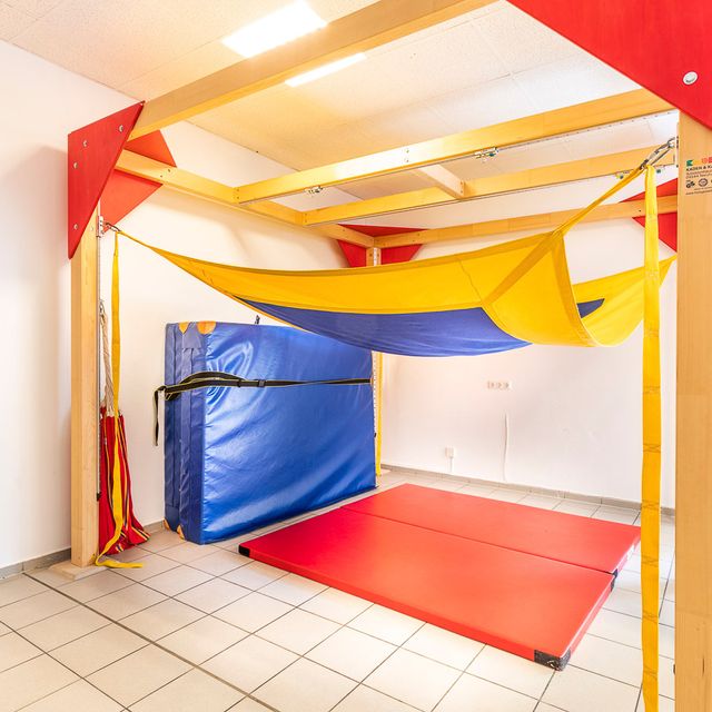 Aktivraum mit Klettergerüst, Tüchern und Matten bei Ergomed, Praxis für Ergotherapie und Logopädie in Hamburg Heimfeld